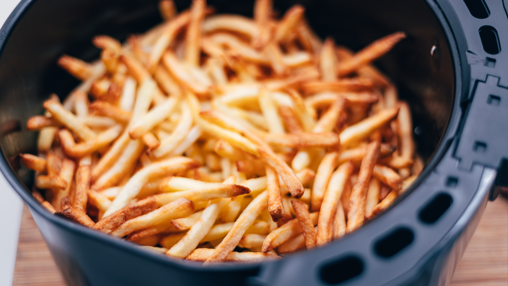 Flipping fries in air fryer, Turning fries in air fryer, Air fryer fries flipping